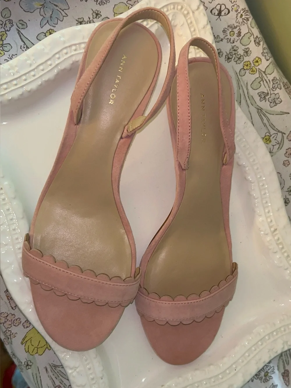 Ann Taylor blush pink suede scalloped slingback kitten heel shoes Size 9.5